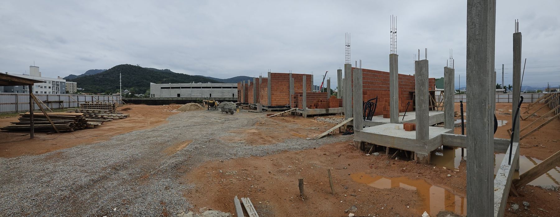 A obra em 22 de setembro de 2026: pilares e vigas de concreto e alvenaria subindo
